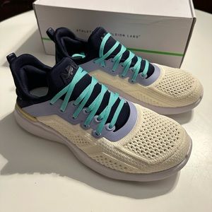 APL Women's TechLoom Tracer size 7.5